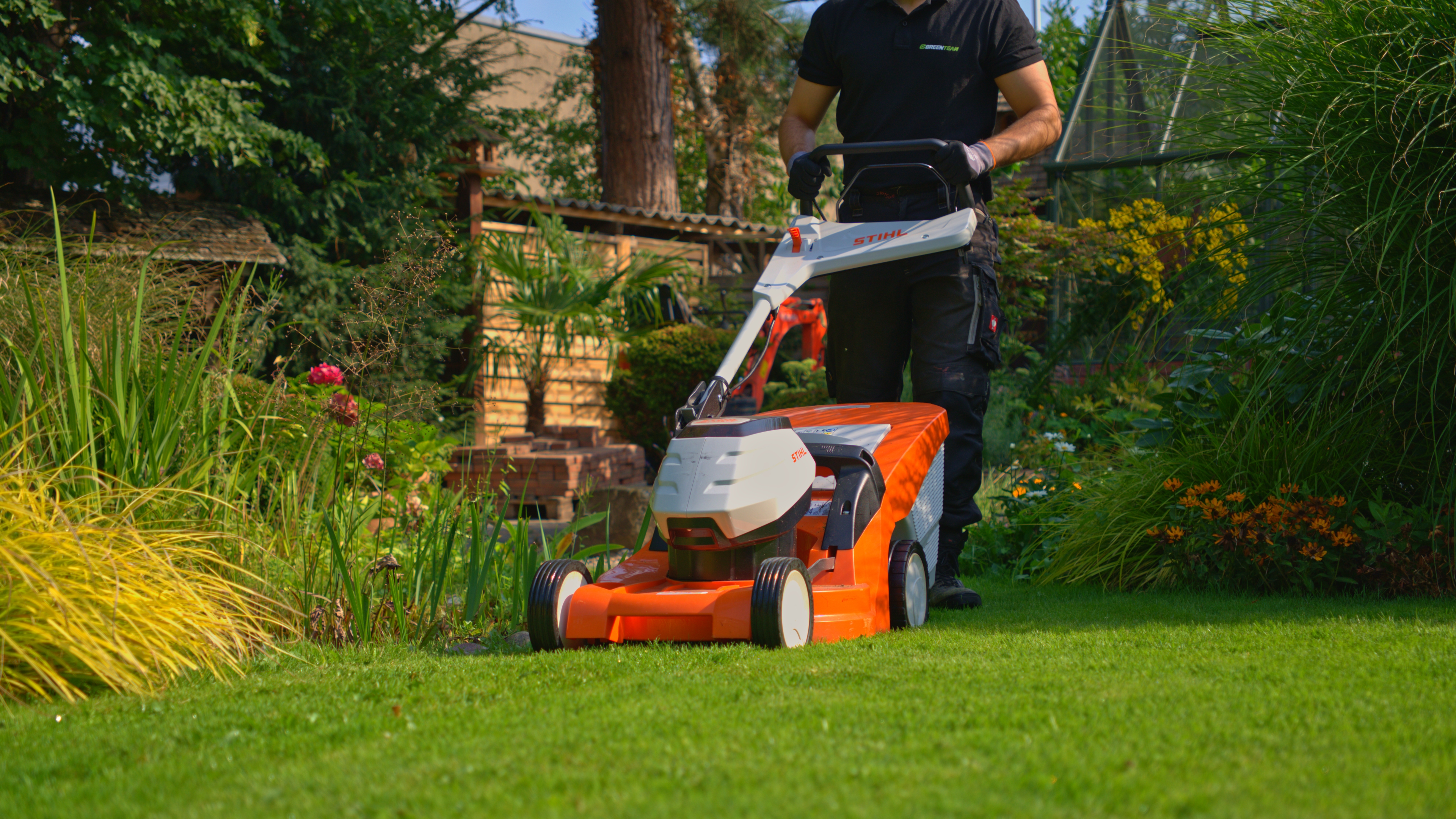 Rasenpflege Köln-Porz – GreenTeam Mitarbeiter mäht Rasen